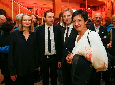 Am 23. Oktober 2014 besuchte Kunst- und Kulturminister Josef Ostermayer (r.m.) mit Ehefrau (r.) Manuela die Eröffnung der Viennale im Gartenbaukino. Im Bild dem Schauspielern Brite Schnoeink (l.) und Christian Friedel (m.l.).