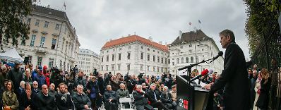 Am 24. Oktober 2014 hielt Kanzleramtsminister Josef Ostermayer (im Bild) eine Rede anlässlich der Enthüllung des Denkmals für die Verfolgten der NS-Militärjustiz am Wiener Ballhausplatz.