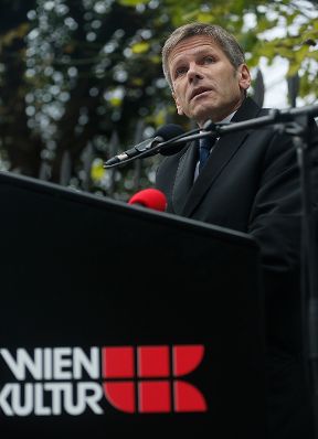 Am 24. Oktober 2014 hielt Kanzleramtsminister Josef Ostermayer (im Bild) eine Rede anlässlich der Enthüllung des Denkmals für die Verfolgten der NS-Militärjustiz am Wiener Ballhausplatz.