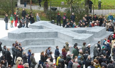 Am 24. Oktober 2014 hielt Kanzleramtsminister Josef Ostermayer (l.) eine Rede anlässlich der Enthüllung des Denkmals für die Verfolgten der NS-Militärjustiz am Wiener Ballhausplatz.