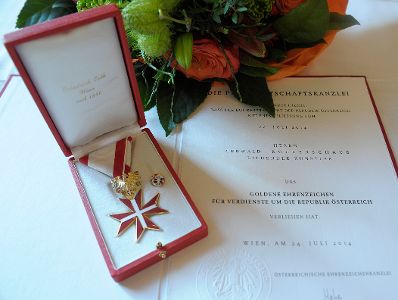 Am 29. Oktober 2014 überreichte Kunst- und Kulturminister Josef Ostermayer das Goldene Ehrenzeichen für Verdienste um die Republik Österreich an Gerwald Rockenschaub.
