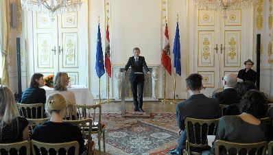 Am 29. Oktober 2014 überreichte Kunst- und Kulturminister Josef Ostermayer (im Bild) das Goldene Ehrenzeichen für Verdienste um die Republik Österreich an Gerwald Rockenschaub.