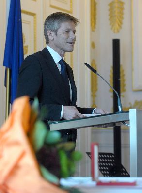 Am 29. Oktober 2014 überreichte Kunst- und Kulturminister Josef Ostermayer (im Bild) das Goldene Ehrenzeichen für Verdienste um die Republik Österreich an Gerwald Rockenschaub.