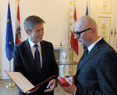 Am 29. Oktober 2014 überreichte Kunst- und Kulturminister Josef Ostermayer (l.) das Goldene Ehrenzeichen für Verdienste um die Republik Österreich an Gerwald Rockenschaub (r.).