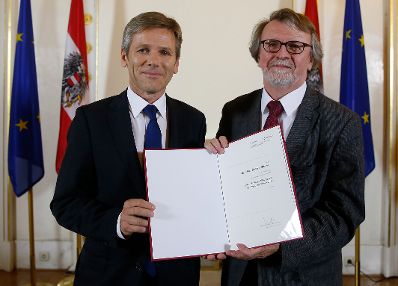 Am 11. November 2014 verlieh Kunst- und Kulturminister Josef Ostermayer (l.) den Österreichischen Staatspreis für Kulturpublizistik an Philosoph Peter Strasser (r.).