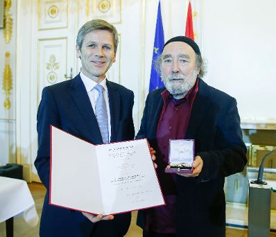 Am 27. November 2014 überreichte Kunst- und Kulturminister Josef Ostermayer (l.) das Österreichische Ehrenkreuz für Wissenschaft und Kunst I. Klasse an den Schriftsteller Peter Henisch (r.).