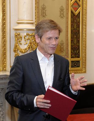 Am 3. Dezember 2014 überreichte Kunst- und Kulturminister Josef Ostermayer (im Bild) die Urkunde, mit der Sänger Ildebrando D’Arcangelo der Berufstitel Kammersänger verliehen wurde.