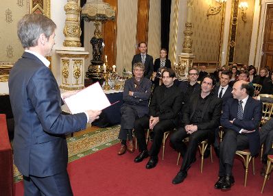 Am 3. Dezember 2014 überreichte Kunst- und Kulturminister Josef Ostermayer (l.) die Urkunde, mit der Sänger Ildebrando D’Arcangelo der Berufstitel Kammersänger verliehen wurde.