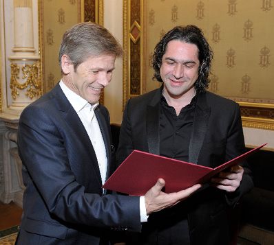 Am 3. Dezember 2014 überreichte Kunst- und Kulturminister Josef Ostermayer (l.) die Urkunde, mit der Sänger Ildebrando D’Arcangelo (r.) der Berufstitel Kammersänger verliehen wurde.