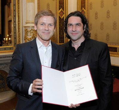 Am 3. Dezember 2014 überreichte Kunst- und Kulturminister Josef Ostermayer (l.) die Urkunde, mit der Sänger Ildebrando D’Arcangelo (r.) der Berufstitel Kammersänger verliehen wurde.