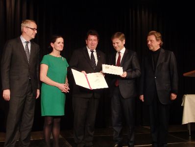 Am 3. Dezember 2014 fand die Vergabe des Museumspreises 2014 in der Marktgemeinde Haslach in Oberösterreich statt. Im Bild Kunst- und Kulturminister Josef Ostermayer (2.v.r.) mit Sektionschef Michael P. Franz (r.) und den Gewinnern aus dem Wilhelmsburger Geschirr-Museum.