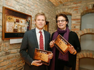 Am 10. Dezember 2014 eröffnete Kunst- und Kulturminister Josef Ostermayer (l.) die Ausstellung "Für das Kind" im Memorial Museum. Im Bild mit der Kuratorin Patricia Ayre (r.).