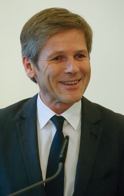 Am 12. Dezember 2014 überreichte Kunst- und Kulturminister Josef Ostermayer (im Bild) das Österreichische Ehrenkreuz für Wissenschaft und Kunst I. Klasse an Lóránd Hegyi.