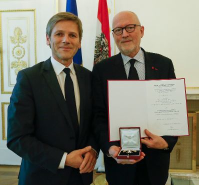 Am 12. Dezember 2014 überreichte Kunst- und Kulturminister Josef Ostermayer das Österreichische Ehrenkreuz für Wissenschaft und Kunst I. Klasse an Lóránd Hegyi.