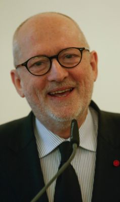 Am 12. Dezember 2014 überreichte Kunst- und Kulturminister Josef Ostermayer das Österreichische Ehrenkreuz für Wissenschaft und Kunst I. Klasse an Lóránd Hegyi (im Bild).