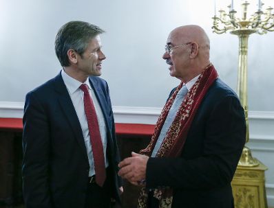 Am 16. Dezember 2014 überreichte Kunst- und Kulturminister Josef Ostermayer (l.) das Goldene Ehrenzeichen für Verdienste um die Republik Österreich an Otto Retzer (r.).