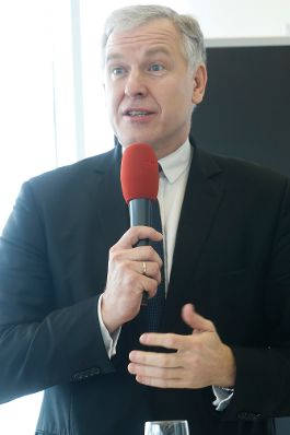 Am 18. Dezember 2014 sprach Kunst- und Kulturminister Josef Ostermayer bei der Nominierungspressekonferenz des Österreichischen Filmpreises. Im Bild Botschafter, Martin Eichtinger.