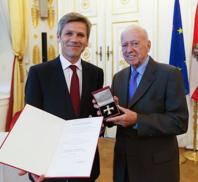 Am 15. Mai 2015 überreichte Kunst- und Kulturminister Josef Ostermayer das Österreichische Ehrenkreuz für Wissenschaft und Kunst I. Klasse an Kurt Bergmann.