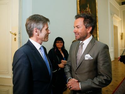 Am 22. Mai 2015 überreichte Kunst- und Kulturminister Josef Ostermayer (l.) das Goldene Ehrenzeichen für Verdienste um die Republik Österreich an Uwe Kröger (r.).