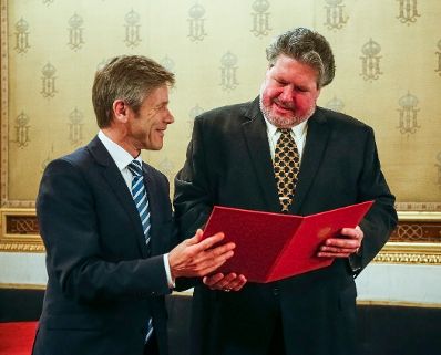 Am 27. Mai 2015 überreichte Kunst- und Kulturminister Josef Ostermayer (r.) in der Wiener Staatsoper die Urkunde, mit der Tenor Stephen Gould (m.) der Berufstitel Kammersänger verliehen wurde.