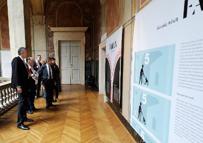 Am 11. Juni 2015 besuchte Kunst- und Kulturminister Josef Ostermayer (r.) anlässlich der Eröffnung der Vienna Biennale 2015 das Museum für angewandte Kunst MAK. Im Bild mit Christoph Thun-Hohenstein (l.), Direktor des MAK und Kurator Peter Weibel (m.) bei der Führung durch die Ausstellung.