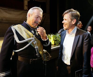 Am 14. Juni 2015 besuchte Kunst- und Kulturminister Josef Ostermayer (r.) die Premiere von "The Tempest" in der Wiener Staatsoper. Im Bild mit Sänger Herbert Lippert (l.).