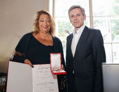 Am 20. Juni 2015 überreichte Kunst- und Kulturminister Josef Ostermayer (r.) das Goldene Ehrenzeichen für Verdienste um die Republik Österreich an Zaha Hadid (l.).