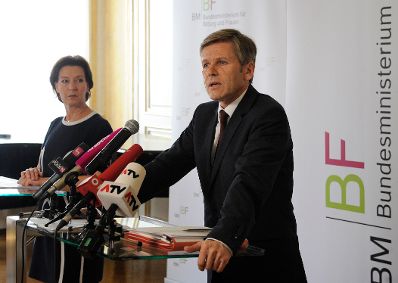 Am 2. Juni 2015 gaben Kanzleramtsminister Josef Ostermayer (r.) und Bildungsministerin Gabriele Heinisch-Hosek (l.) eine Pressekonferenz zur Bildungsreform.