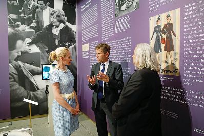 Am 21. Juli 2015 traf Kunst- und Kulturminister Josef Ostermayer (m.) die Regierungsrätin Aurelia Frick (l.) in Vaduz. Im Bild mit Rainer Vollkommer (r.) im Landesmuseum Liechtenstein.