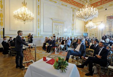 Am 2. September 2015 überreichte Kunst -und Kulturminister Josef Ostermayer das Große Ehrenzeichen für Verdienste um die Republik Österreich an den österreichischen Maler und Musiker Karl Hodina.