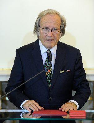 Am 2. September 2015 überreichte Kunst -und Kulturminister Josef Ostermayer das Große Ehrenzeichen für Verdienste um die Republik Österreich an den österreichischen Maler und Musiker Karl Hodina (im Bild).