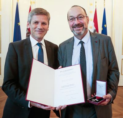 Am 3. September 2015 überreichte Kunst- und Kulturminister Josef Ostermayer (l.l) das Österreichische Ehrenkreuz für Wissenschaft und Kunst an Stefan Wurst (r.).