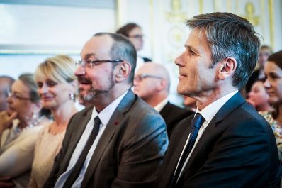 Am 3. September 2015 überreichte Kunst- und Kulturminister Josef Ostermayer (r.) das Österreichische Ehrenkreuz für Wissenschaft und Kunst an Stefan Wurst (l.).