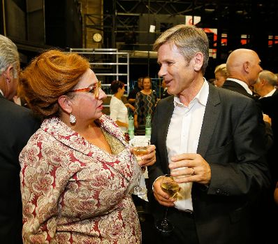 Am 4. September 2015 besuchte Kunst- und Kulturminister Josef Ostermayer (r.) die Eröffnungspremiere "Der Revisor" im Wiener Burgtheater. Im Bild mit der Schauspielerin Maria Happel (l.).