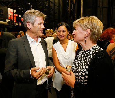 Am 4. September 2015 besuchte Kunst- und Kulturminister Josef Ostermayer (l.) die Eröffnungspremiere "Der Revisor" im Wiener Burgtheater. Im Bild mit der Burgtheater-Direktorin Karin Bergmann (r.).