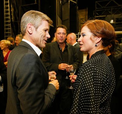 Am 4. September 2015 besuchte Kunst- und Kulturminister Josef Ostermayer (l.) die Eröffnungspremiere "Der Revisor" im Wiener Burgtheater. Im Bild mit der Schauspielerin Dörte Lyssewski (r.).