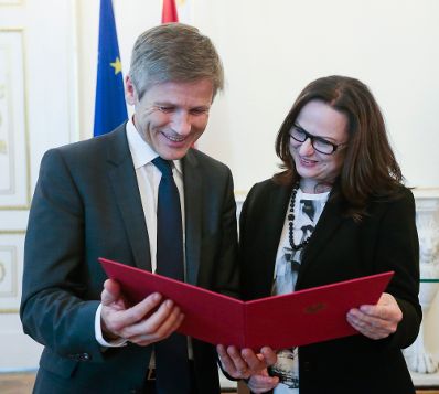 Am 8. September 2015 überreichte Kunst- und Kulturminister Josef Ostermayer (l.) die Urkunde mit der Inge Rodemund (r.) der Berufstitel Professorin verliehen wurde.