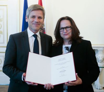 Am 8. September 2015 überreichte Kunst- und Kulturminister Josef Ostermayer (l.) die Urkunde mit der Inge Rodemund (r.) der Berufstitel Professorin verliehen wurde.