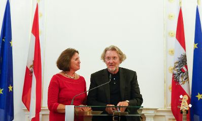 Am 15. September 2015 überreichte Kunst- und Kulturminister Josef Ostermayer die Urkunde, mit der Schauspieler Joseph Lorenz der Berufstitel Kammerschauspieler verliehen wurde.