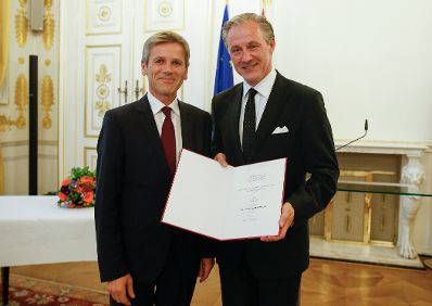 Am 15. September 2015 überreichte Kunst- und Kulturminister Josef Ostermayer (l.) die Urkunde, mit der Schauspieler Joseph Lorenz (r.) der Berufstitel Kammerschauspieler verliehen wurde.