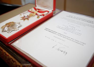 Am 15. September 2015 verlieh Bundespräsident Heinz Fischer dem Präsidenten des österreichischen Gewerkschaftsbundes, Erich Foglar das Große Goldene Ehrenzeichen mit dem Stern für Verdienste um die Republik Österreich.