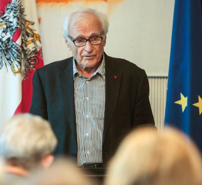 Am 29. September 2015 überreichte Kunst- und Kulturminister Josef Ostermayer das österreichische Ehrenkreuz für Wissenschaft und Kunst I. Klasse an Helmuth Gsöllpointner (im Bild).