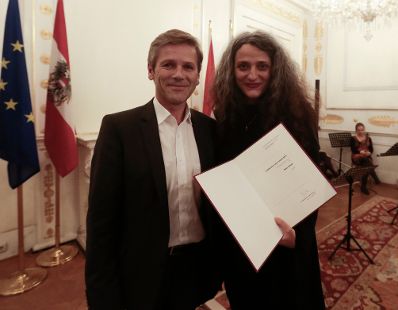Am 2. Oktober 2015 verlieh Kunst- und Kulturminister Josef Ostermayer (l.) die "outstanding artist awards 2015". Im Bild mit Maja Vukoje (r.), Preisträgerin in der Kategorie Bildende Kunst.