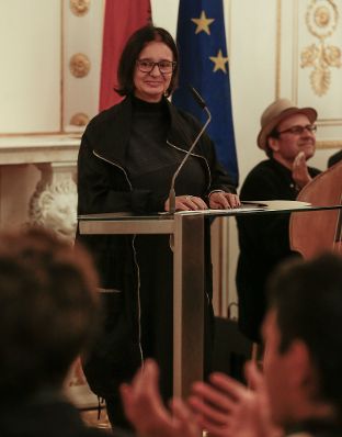 Am 2. Oktober 2015 verlieh Kunst- und Kulturminister Josef Ostermayer die "outstanding artist awards 2015". Im Bild Sirikit Amann, Kunst- und Kulturreferentin im Bundeskanzleramt.
