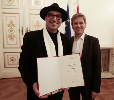 Am 2. Oktober 2015 verlieh Kunst- und Kulturminister Josef Ostermayer die "outstanding artist awards 2015". Im Bild mit Hofstetter Kurt (r.), Preisträger in der Kategorie Interdisziplinarität.