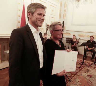 Am 2. Oktober 2015 verlieh Kunst- und Kulturminister Josef Ostermayer die "outstanding artist awards 2015". Im Bild mit Pia Palme (r.), Preisträgerin in der Kategorie Musik.