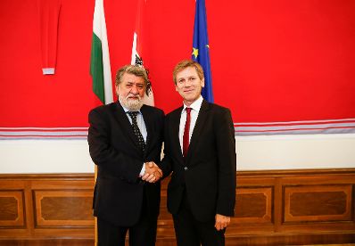 Am 7. Oktober 2015 empfing Kunst- und Kulturminister Josef Ostermayer (r.) den bulgarischen Kulturminister Vezhdi Rashidov (l.) zu einem Arbeitsgespräch im Palais Dietrichstein.