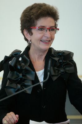 Am 9. Oktober 2015 überreichte Kunst- und Kulturminister Josef Ostermayer das österreichische Ehrenkreuz für Wissenschaft und Kunst an Ruth Beckermann (im Bild).