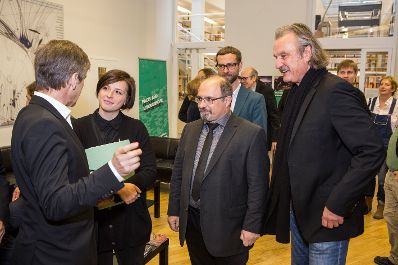 Am 11. Oktober 2015 verlieh Kunst- und Kulturminister Josef Ostermayer (l.) den Erich Fried Preis an die Autorin Dorothee Elmiger (m.l).