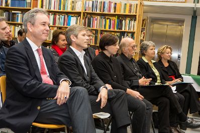 Am 11. Oktober 2015 verlieh Kunst- und Kulturminister Josef Ostermayer (2.v.l.) den Erich Fried Preis an die Autorin Dorothee Elmiger (3.v.l.).